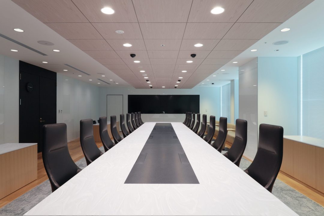 三菱マテリアル　本社オフィス：ミーティング時／明るく快活なイメージ